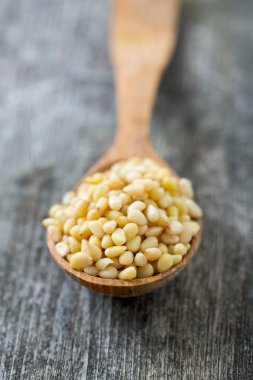 çam fıstığı, tahta kaşık