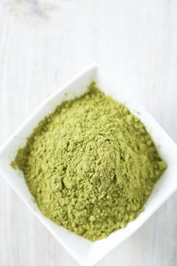 Ahşap yüzeyde Matcha çay makinası