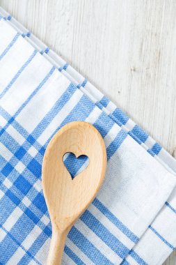 tahta kaşık mutfak havlu üzerinde kalp ile