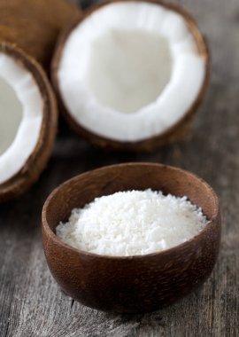 ahşap yüzeyde rendelenmiş hindistan cevizi