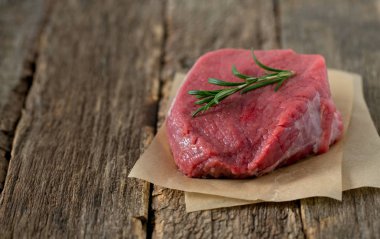 ahşap yüzey üzerinde çiğ biftek