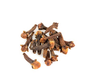 Karanfiller beyaz arkaplanda izole edilmiş