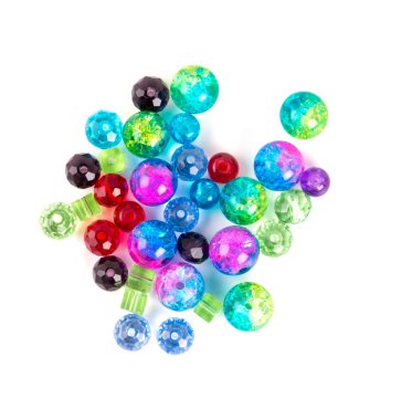 renkli bir kutu içinde çeşitli boncuklar