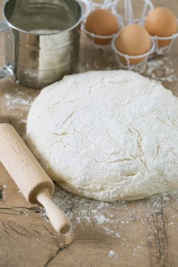 ahşap oklava ile taze hazırlanmış hamur