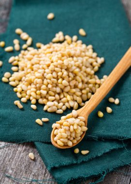 çam fıstığı, tahta kaşık