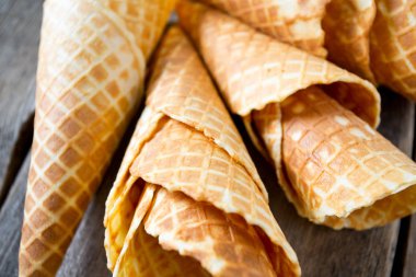 ahşap yüzey üzerinde gözleme koni