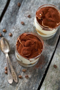 Cam ahşap yüzeyde tiramisu