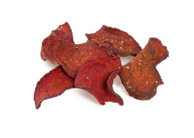 Beyaz arka plan üzerinde izole kırmızı pancar cips