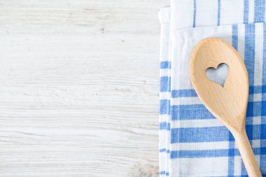 tahta kaşık mutfak havlu üzerinde kalp ile