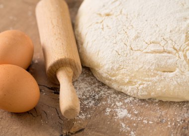 ahşap oklava ile taze hazırlanmış hamur