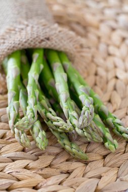 ahşap yüzey üzerinde kuşkonmaz