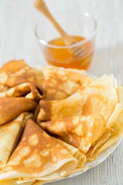 İştah açıcı yumuşak ahşap yüzeyde krep