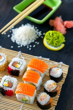İştah açıcı suşi çeşitler kara tahta üzerinde