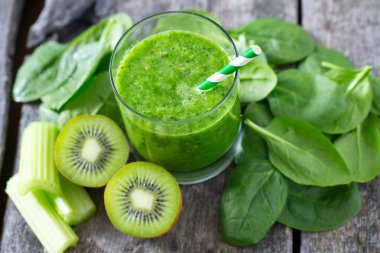 ahşap yüzey üzerinde taze yeşil smoothie