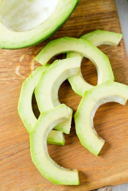 Avokado ahşap tahta dilimlenmiş