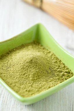 Ahşap yüzey üzerinde renkli matcha çay