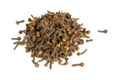 Karanfiller beyaz arkaplanda izole edilmiş
