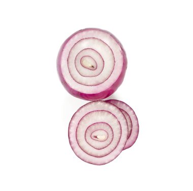 Beyaz arkaplanda kırmızı soğan izole edildi