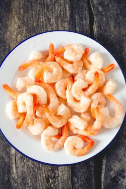 ahşap yüzeyde dondurulmuş karides