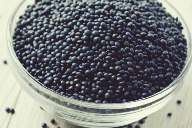 kabın içinde masada siyah mercimek