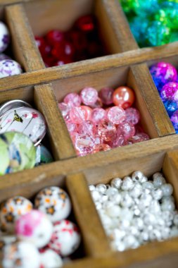 renkli bir kutu içinde çeşitli boncuklar