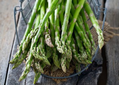 ahşap yüzey üzerinde kuşkonmaz