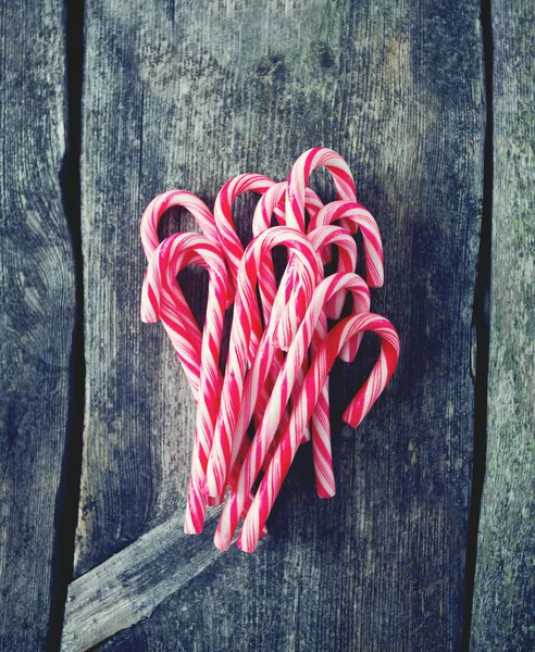 Gestreepte Kerst Snoepjes Houten Oppervlak — Stockfoto