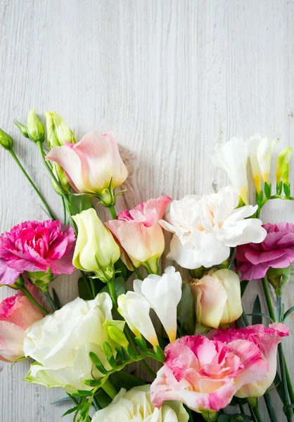 Strauß Schöner Blumen Auf Hölzerner Oberfläche — Stockfoto