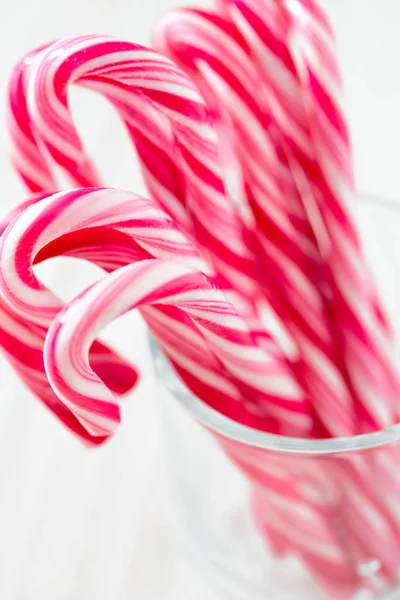 Gestreepte Kerst Snoepjes Houten Oppervlak — Stockfoto