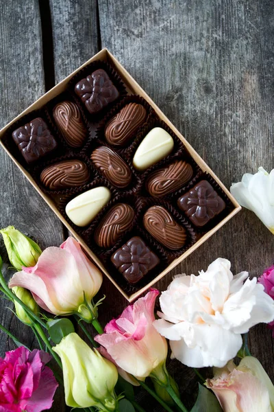 Boeket Van Mooie Bloemen Chocolade Houten Oppervlak — Stockfoto