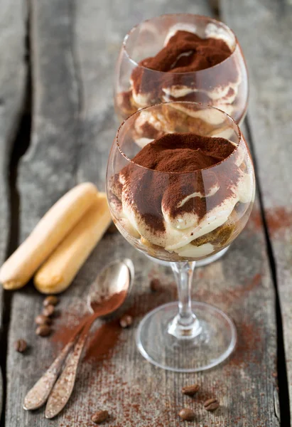 Tiramisú Vaso Vid Sobre Una Superficie Madera —  Fotos de Stock