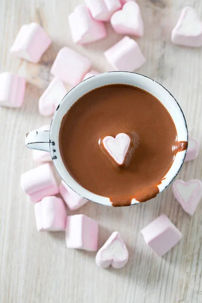 Varm Choklad Och Hjärtformade Marshmallow Träbord — Stockfoto