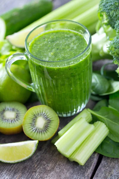 Smoothie Verde Fresco Superfície Madeira — Fotografia de Stock