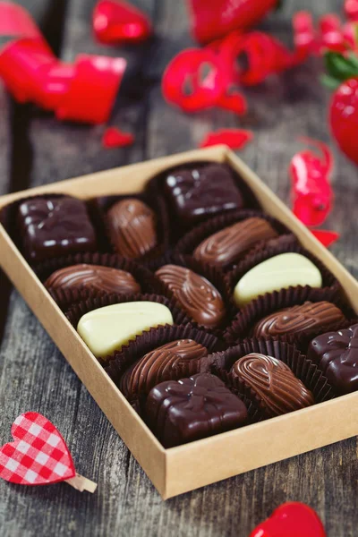 Krabice Čokoládové Bonbóny Srdce Stuhy Okolí — Stock fotografie