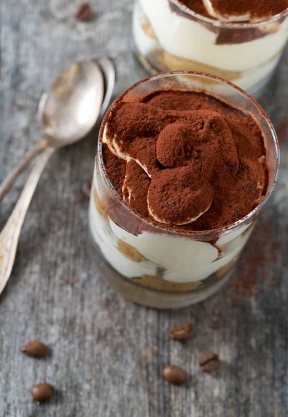 Tiramisu Glas Auf Holzoberfläche — Stockfoto