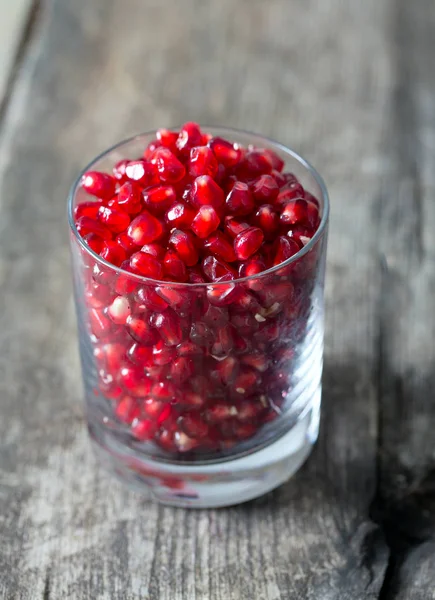 Succo Melograno Sul Tavolo — Foto Stock