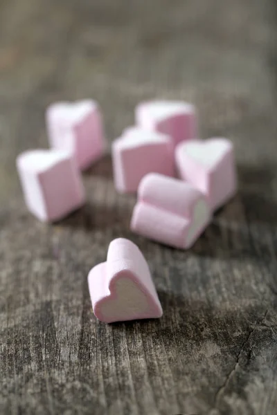 Herzförmige Marshmallows Auf Holzoberfläche — Stockfoto
