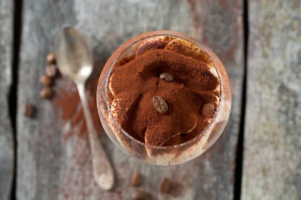 Tiramisu Skleničce Révy Dřevěný Povrch — Stock fotografie