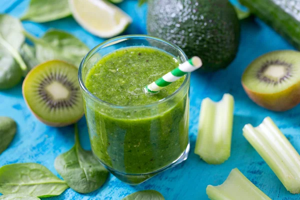 Smoothie Verde Fresco Superfície Madeira — Fotografia de Stock