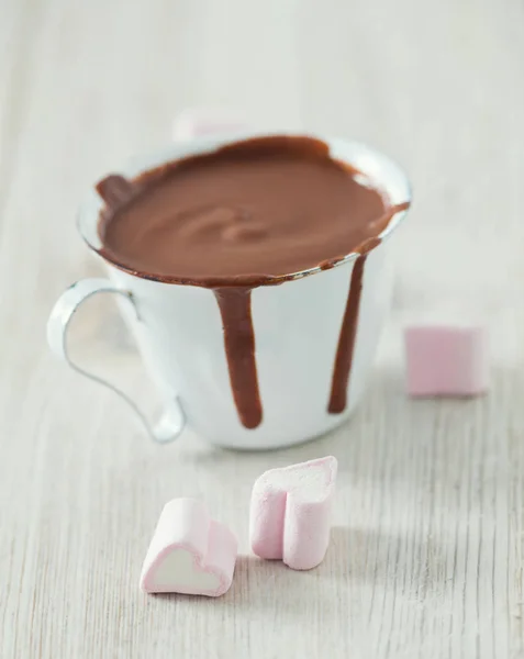 Καυτή Σοκολάτα Και Σχήμα Καρδιάς Marshmallow Ξύλινο Τραπέζι — Φωτογραφία Αρχείου