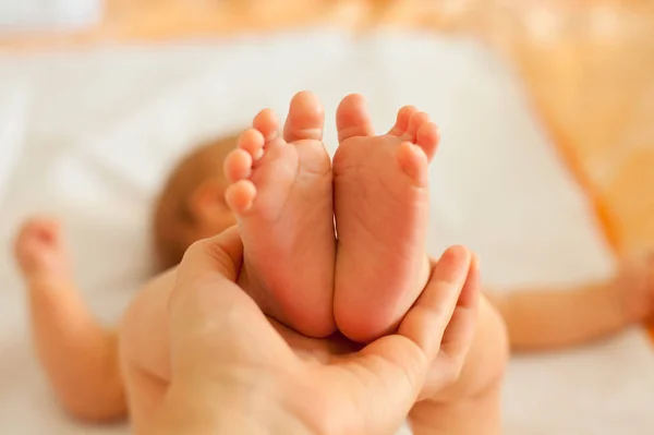 Stopy Dziecka Ręce Matki — Zdjęcie stockowe