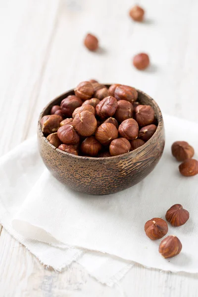 Tahta bir kasede fındık