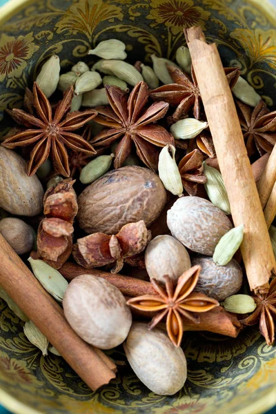 Farklı parlak otlar ve baharatlar