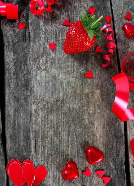 Herzen Schokolade Blumen Und Bänder Auf Holzoberfläche — Stockfoto