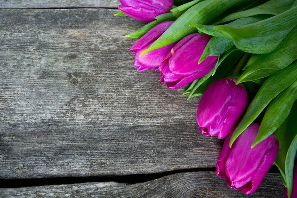 Violette Tulpen Auf Hölzerner Oberfläche — Stockfoto