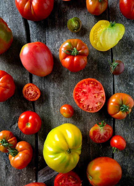Geassorteerde Tomaten Een Houten Oppervlak — Stockfoto