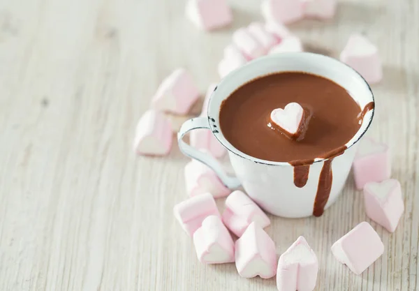 木桌上的热巧克力和心形棉花糖 — 图库照片