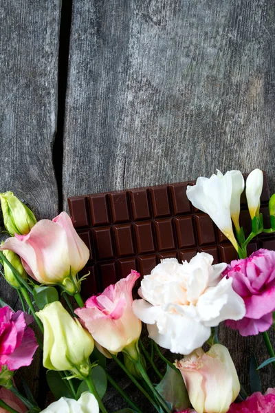 Ramo Hermosas Flores Chocolate Superficie Madera —  Fotos de Stock