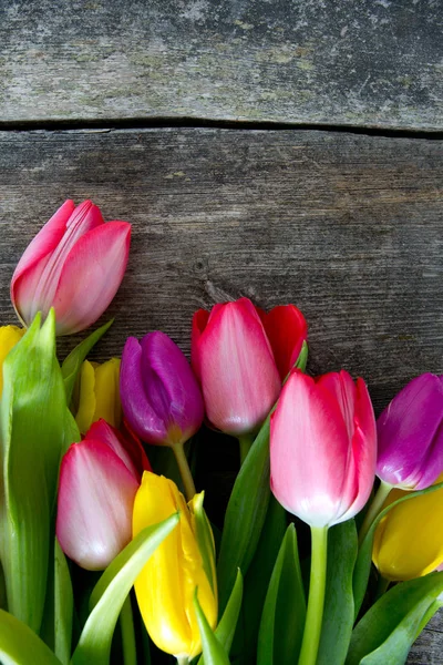 Tulipas Coloridas Superfície Madeira — Fotografia de Stock