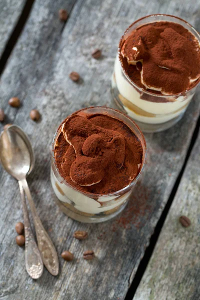 Cam ahşap yüzeyde tiramisu